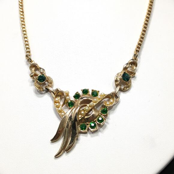 Vintage 1940s Green Rhinestone Pendant Necklace, Gold Plated Box Chain - Picture 3 of 10
